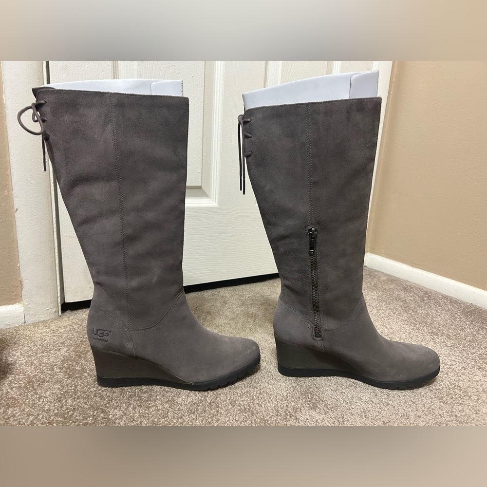 Ugg. Suede Gray Boot. Size 7.5. Never worn.